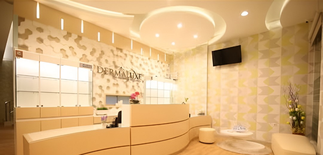 Interior modern klinik kecantikan dengan ruang treatment yang bersih dan peralatan canggih